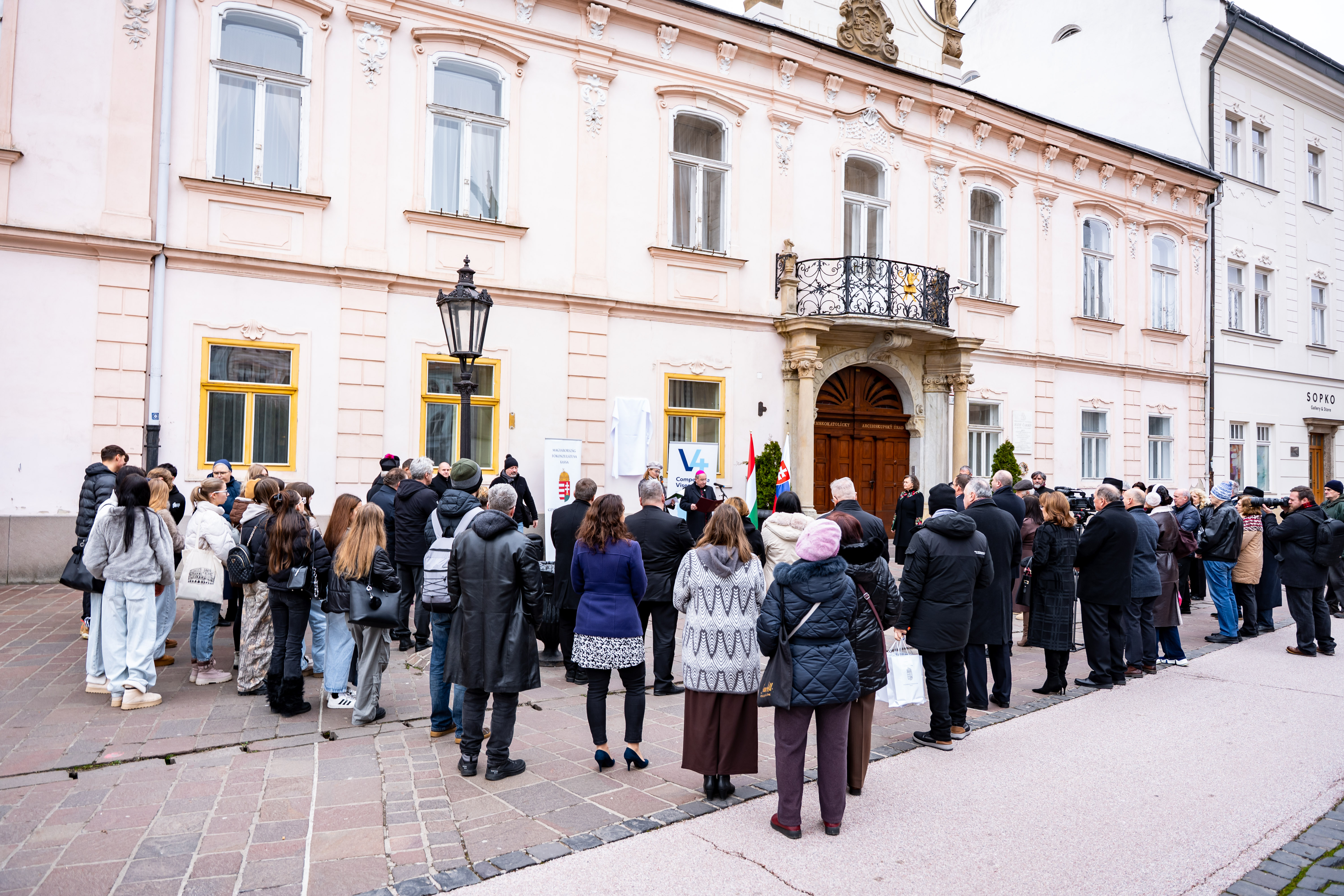 Slavnostne odhalenie pamatnej tabule na pocest kosickeho biskupa Augustina Fischer-Colbrieho-12